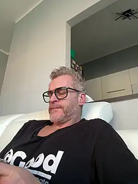 Snapshot of Axl_hot chatting on 02/18/26, 11:17 Axl hot online show from 02/18/26, 11:17