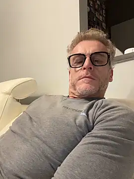 Snapshot of Axl_hot chatting on 02/18/26, 11:22 Axl hot online show from 02/18/26, 11:22