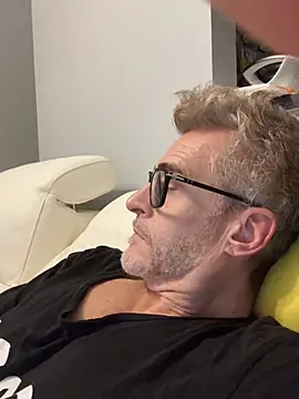 Snapshot of Axl_hot chatting on 02/20/26, 12:29 Axl hot online show from 02/20/26, 12:29