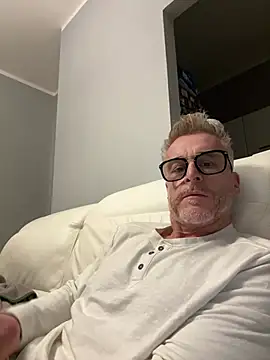 Axl hot online show from 03/18/26, 06:33