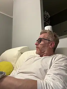 Axl hot online show from 04/15/26, 11:05