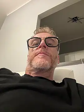 Axl hot online show from 04/17/26, 10:13