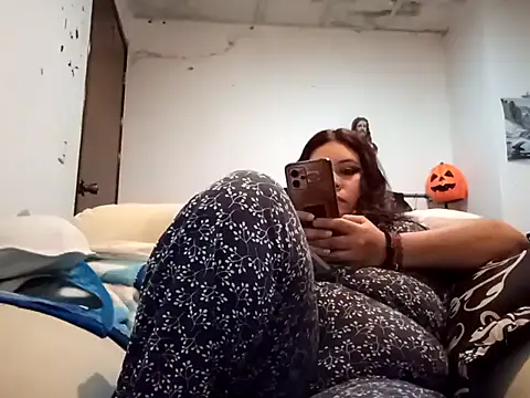 Snapshot of Kitty_WetXxX chatting on 11/18/25, 01:22 Kitty WetXxX online show from 11/18/25, 01:22