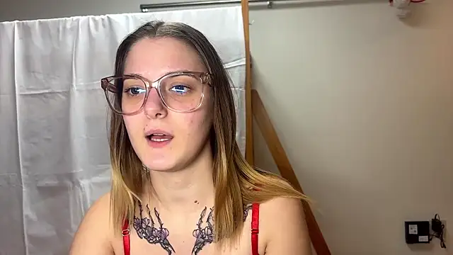 Snapshot of SuzyMiu chatting on 11/11/25, 10:26 SuzyMiu online show from 11/11/25, 10:26