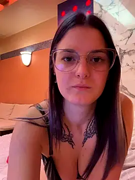 Snapshot of SuzyMiu chatting on 11/24/25, 11:10 SuzyMiu online show from 11/24/25, 11:10