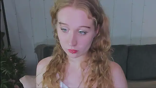 Snapshot of Astra_mluse chatting on 10/18/25, 04:19 Astra mluse online show from 10/18/25, 04:19