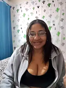 Snapshot of Avannay chatting on 09/13/25, 12:32 Avannay online show from 09/13/25, 12:32