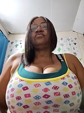 Snapshot of Avannay chatting on 12/16/25, 01:21 Avannay online show from 12/16/25, 01:21