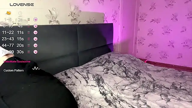 Snapshot of DiaDavidson chatting on 10/13/25, 06:19 DiaDavidson online show from 10/13/25, 06:19