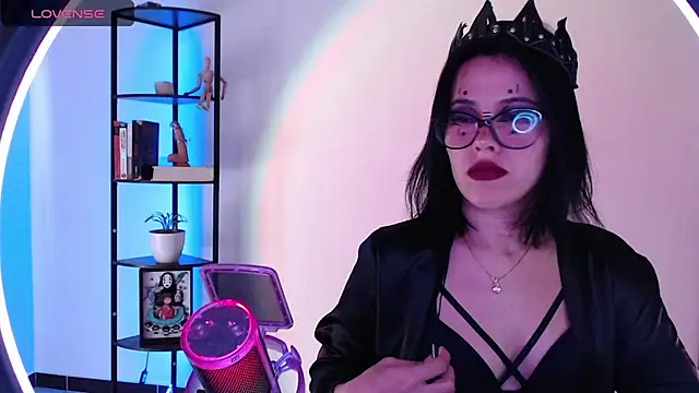 Snapshot of girldom chatting on 10/14/25, 04:30 girldom online show from 10/14/25, 04:30