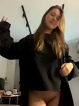 Snapshot of VesnaCrystal chatting on 10/08/25, 12:58 VesnaCrystal online show from 10/08/25, 12:58