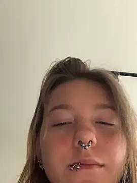 Snapshot of VesnaCrystal chatting on 10/11/25, 08:24 VesnaCrystal online show from 10/11/25, 08:24