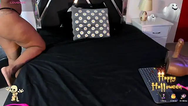 Snapshot of Michelle_Lewis_ chatting on 10/31/25, 04:52 Michelle Lewis online show from 10/31/25, 04:52