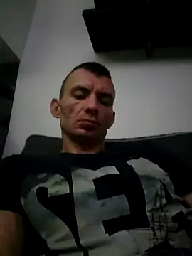 Snapshot of Mlody2787 chatting on 11/12/25, 04:24 Mlody2787 online show from 11/12/25, 04:24