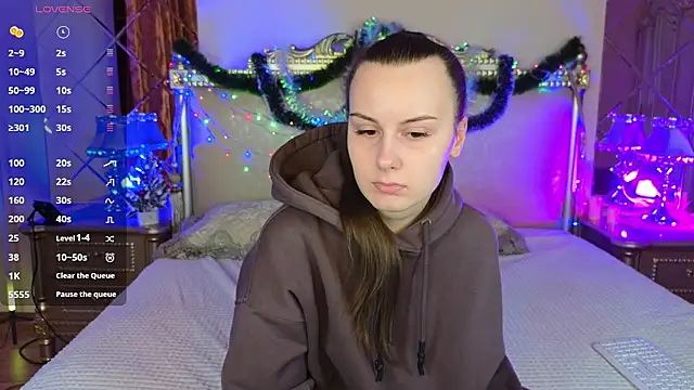 Kelly Cartier online show from 12/17/25, 01:17