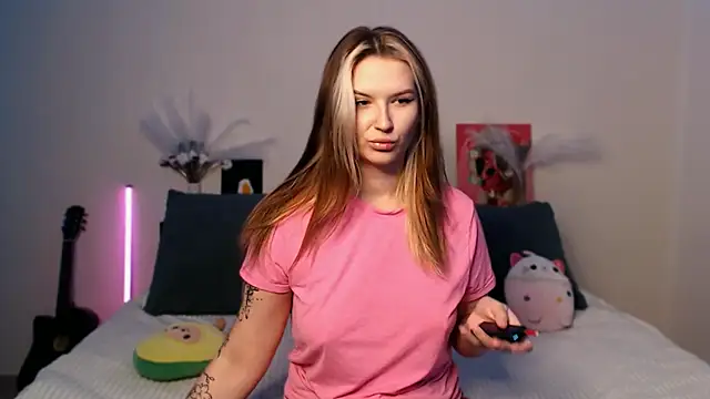 Snapshot of EileenKenner chatting on 12/05/25, 05:31 EileenKenner online show from 12/05/25, 05:31