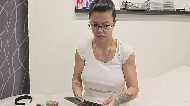 Snapshot of sexygilf82 chatting on 11/24/25, 10:48 sexygilf82 online show from 11/24/25, 10:48