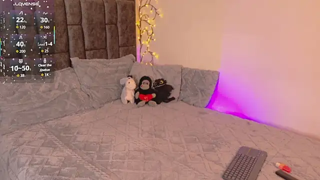 Snapshot of sophie_gonz chatting on 10/18/25, 12:13 sophie gonz online show from 10/18/25, 12:13
