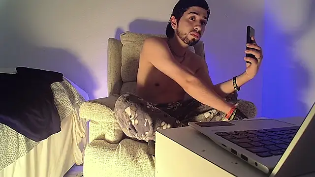 Snapshot of Dimax_xxx chatting on 12/17/25, 11:00 Dimax xxx online show from 12/17/25, 11:00