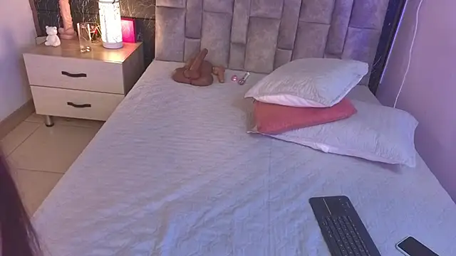 emmi collinss online show from 10/04/25, 07:34