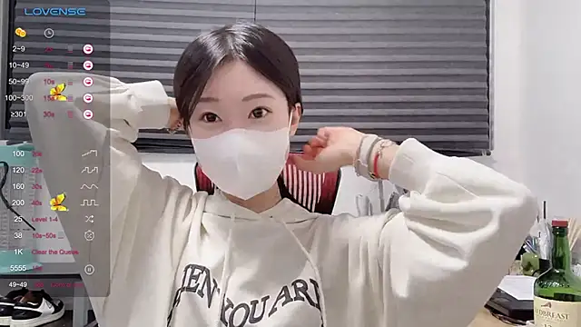 Snapshot of ni_ni01 chatting on 11/19/25, 12:05 ni ni01 online show from 11/19/25, 12:05