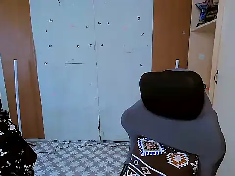 YourNikkieXxx online show from 04/15/26, 01:23