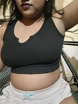 Snapshot of Malikaa-baby5 chatting on 06/14/26, 08:00 Malikaa-baby5 online show from 06/14/26, 08:00