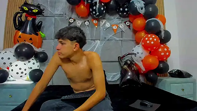 ChanellandMax online show from 10/30/25, 01:12