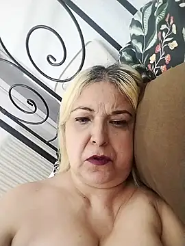 Snapshot of MarielaFerrer chatting on 10/12/25, 02:27 MarielaFerrer online show from 10/12/25, 02:27