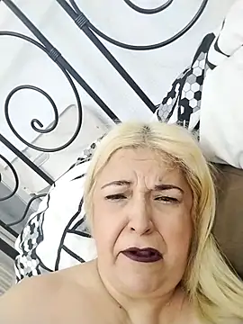 Snapshot of MarielaFerrer chatting on 11/02/25, 12:18 MarielaFerrer online show from 11/02/25, 12:18