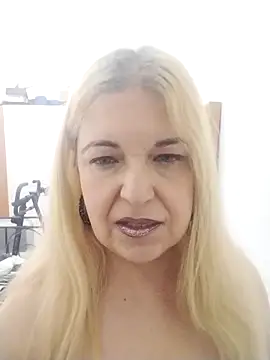 Snapshot of MarielaFerrer chatting on 12/15/25, 06:45 MarielaFerrer online show from 12/15/25, 06:45