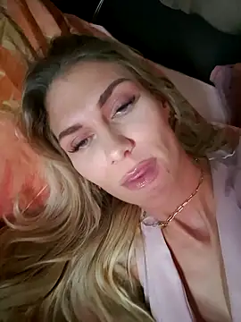 Snapshot of Melody1600 chatting on 11/24/25, 09:03 Melody1600 online show from 11/24/25, 09:03