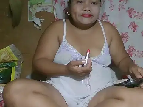 Snapshot of hot_mom13 chatting on 10/12/25, 05:01 hot mom13 online show from 10/12/25, 05:01