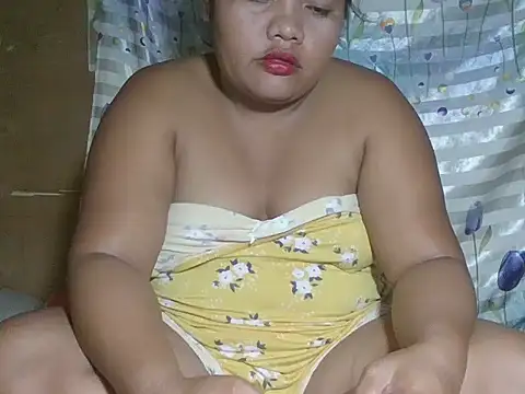 Snapshot of hot_mom13 chatting on 10/24/25, 07:05 hot mom13 online show from 10/24/25, 07:05