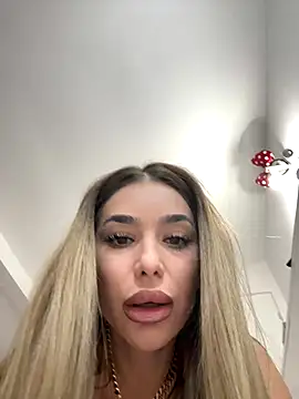 Snapshot of KaseyQuinn_ chatting on 10/10/25, 09:19 KaseyQuinn online show from 10/10/25, 09:19