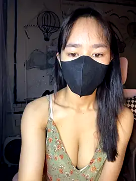 Snapshot of TiNa_04 chatting on 11/16/25, 11:32 TiNa 04 online show from 11/16/25, 11:32