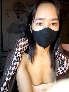 Snapshot of TiNa_04 chatting on 11/18/25, 11:37 TiNa 04 online show from 11/18/25, 11:37