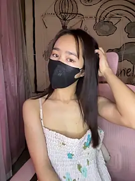 Snapshot of TiNa_04 chatting on 12/18/25, 11:55 TiNa 04 online show from 12/18/25, 11:55