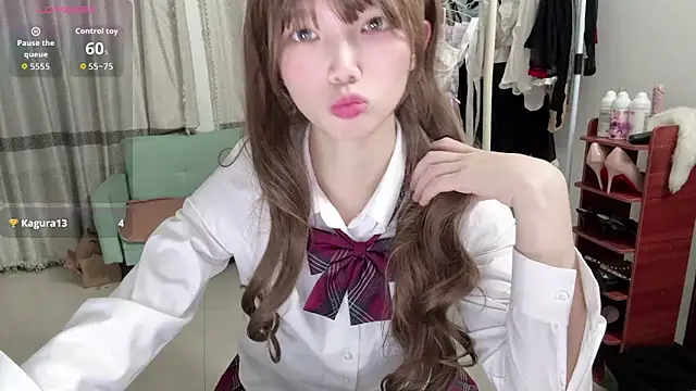 Snapshot of Yiyi-707 chatting on 10/13/25, 12:16 Yiyi-707 online show from 10/13/25, 12:16
