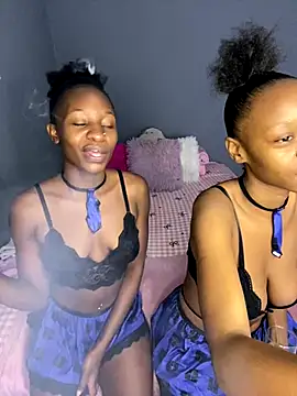 Snapshot of LonelyQueenxx25 chatting on 12/19/25, 05:58 LonelyQueenxx25 online show from 12/19/25, 05:58