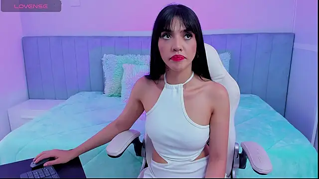 Snapshot of violetta_skinny chatting on 09/27/25, 10:09 violetta skinny online show from 09/27/25, 10:09