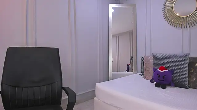 CharlotteBrownn  online show from 12/23/25, 04:32