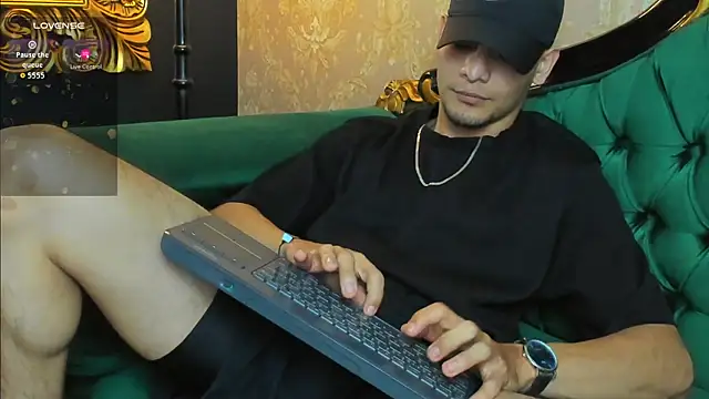AlessandroKiing online show from 07/14/26, 08:03