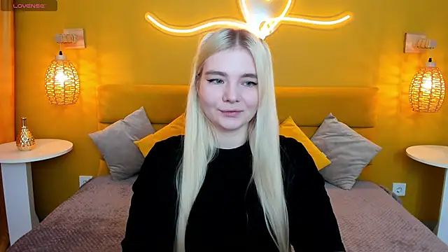 Snapshot of RuthBryant chatting on 11/04/25, 12:54 RuthBryant online show from 11/04/25, 12:54