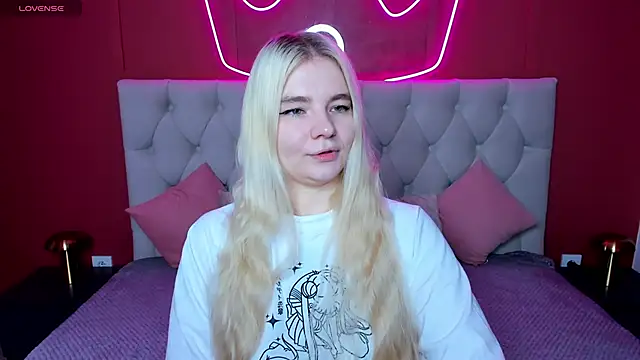 Snapshot of RuthBryant chatting on 11/08/25, 01:06 RuthBryant online show from 11/08/25, 01:06