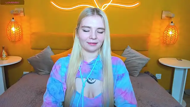 Snapshot of RuthBryant chatting on 11/09/25, 01:04 RuthBryant online show from 11/09/25, 01:04