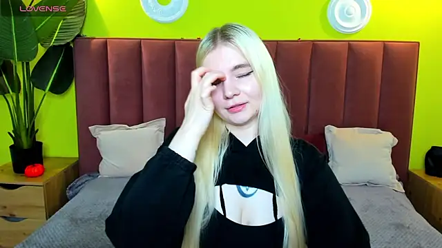 Snapshot of RuthBryant chatting on 11/12/25, 12:44 RuthBryant online show from 11/12/25, 12:44