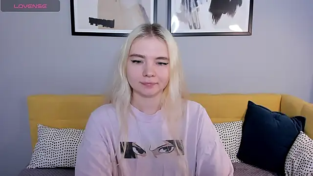 Snapshot of RuthBryant chatting on 11/14/25, 01:26 RuthBryant online show from 11/14/25, 01:26