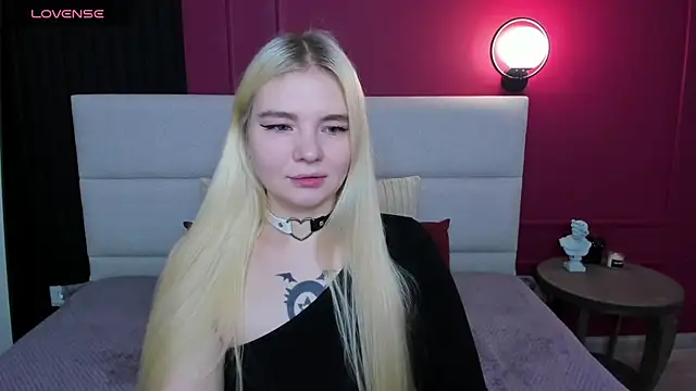 Snapshot of RuthBryant chatting on 11/18/25, 12:38 RuthBryant online show from 11/18/25, 12:38