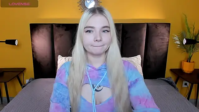 Snapshot of RuthBryant chatting on 11/23/25, 12:32 RuthBryant online show from 11/23/25, 12:32